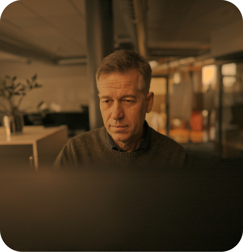 Person fra More Service som sitter og jobber med ulike funksjoner