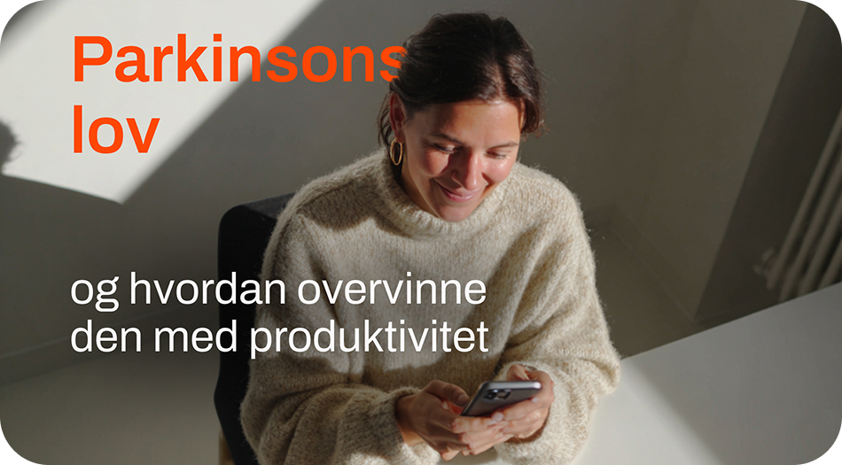 Dame som blir distrahert på jobb og kikker på mobilen sin