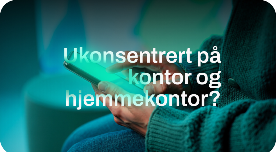 En person som sitter på mobilen på jobb